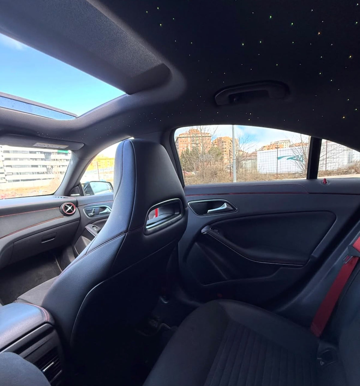 Mercedes-AMG CLA 45, asientos AMG y techo iluminado tipo cielo estrellado