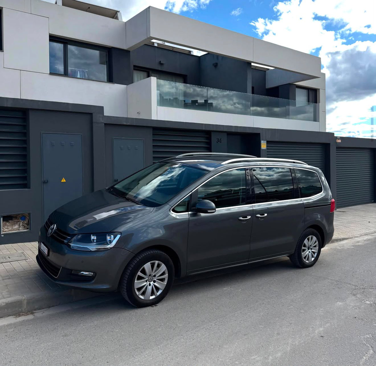 Volkswagen Sharan gris vendido por Autothman