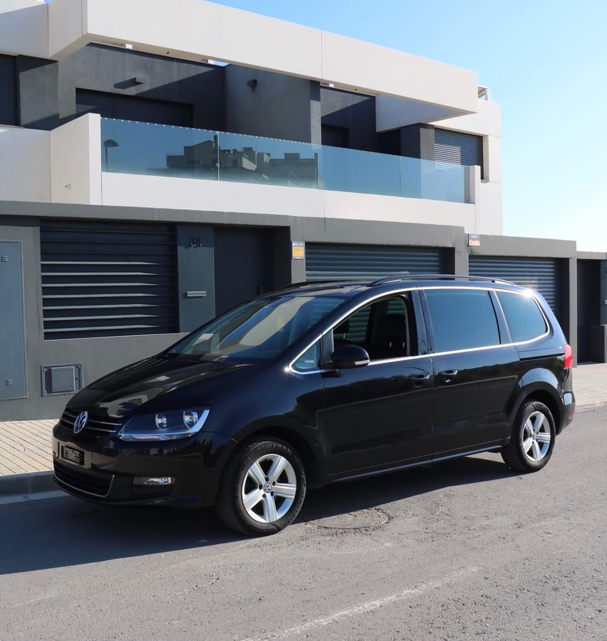 Volkswagen Sharan negro vendido por Autothman