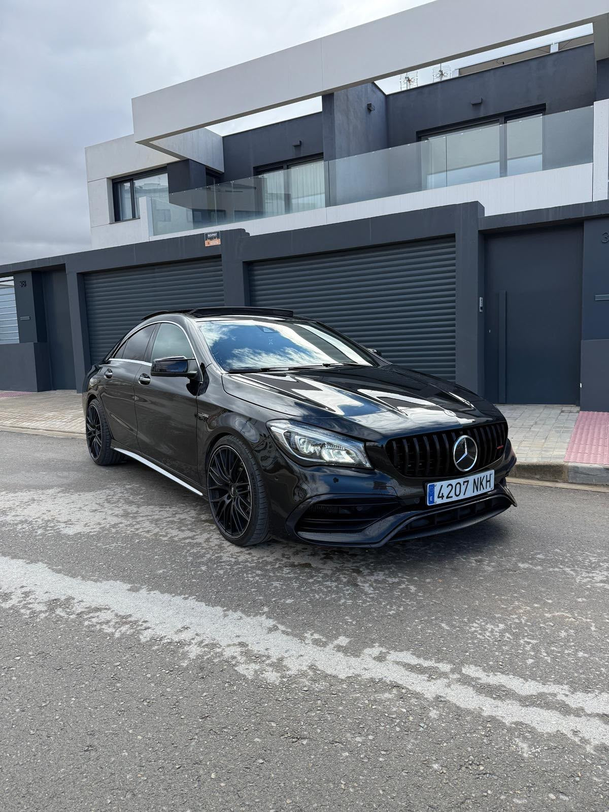 Mercedes-AMG CLA 45 Night Edition negro, vista frontal