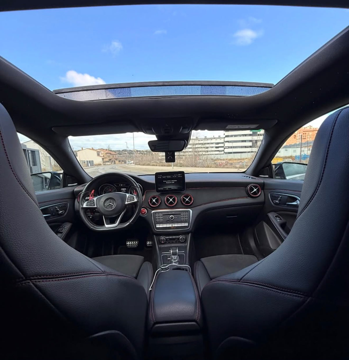 Mercedes-AMG CLA 45, salpicadero y techo panorámico