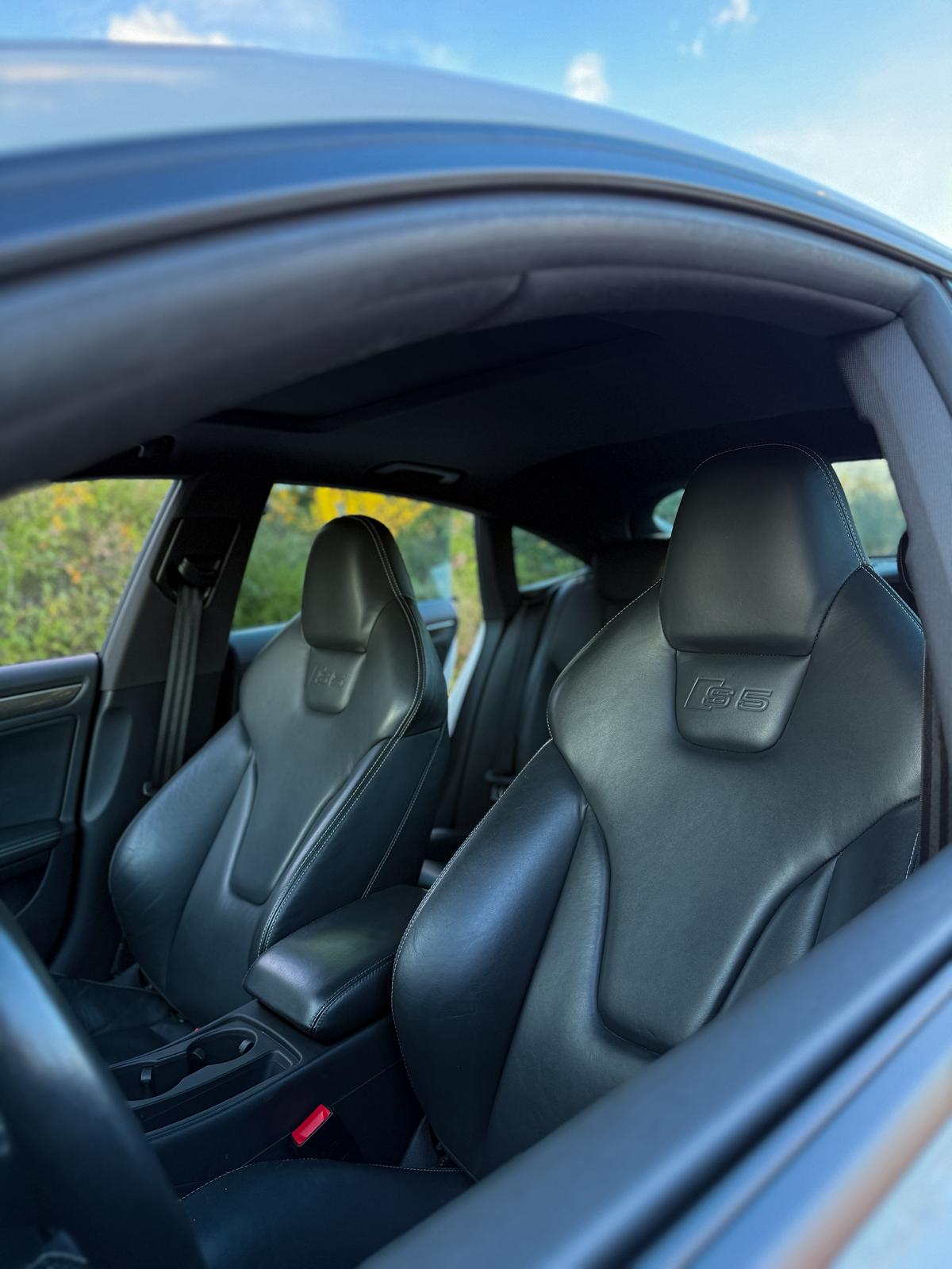 Audi S5 blanco, asientos deportivos de cuero