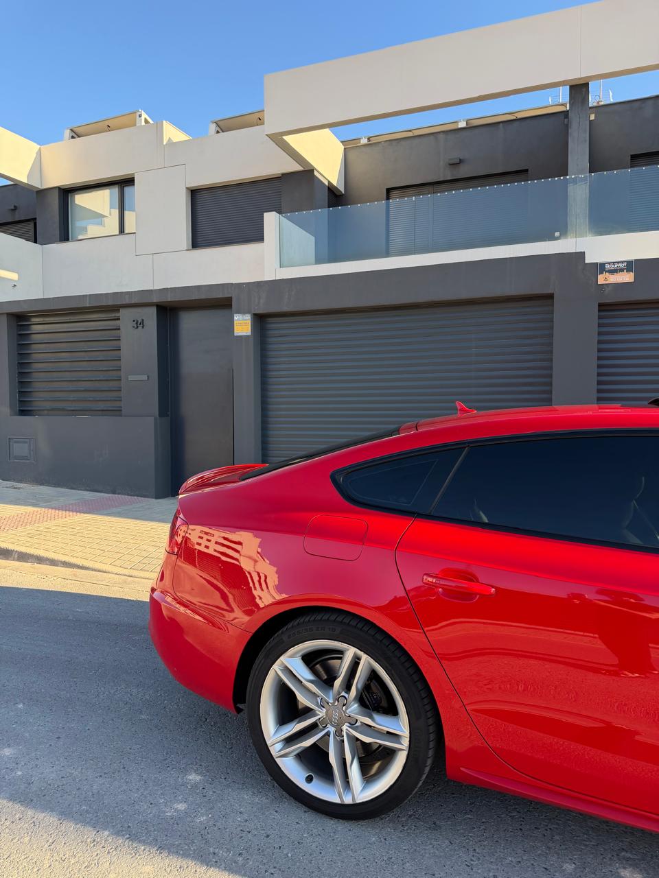 Audi S5 Sportback rojo, lateral trasero y llanta de 19 pulgadas