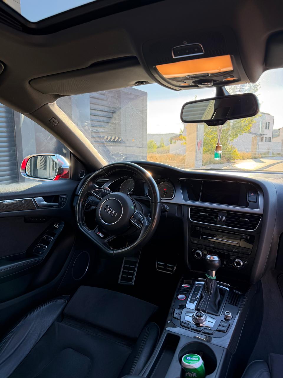 Audi S5 rojo, salpicadero y volante