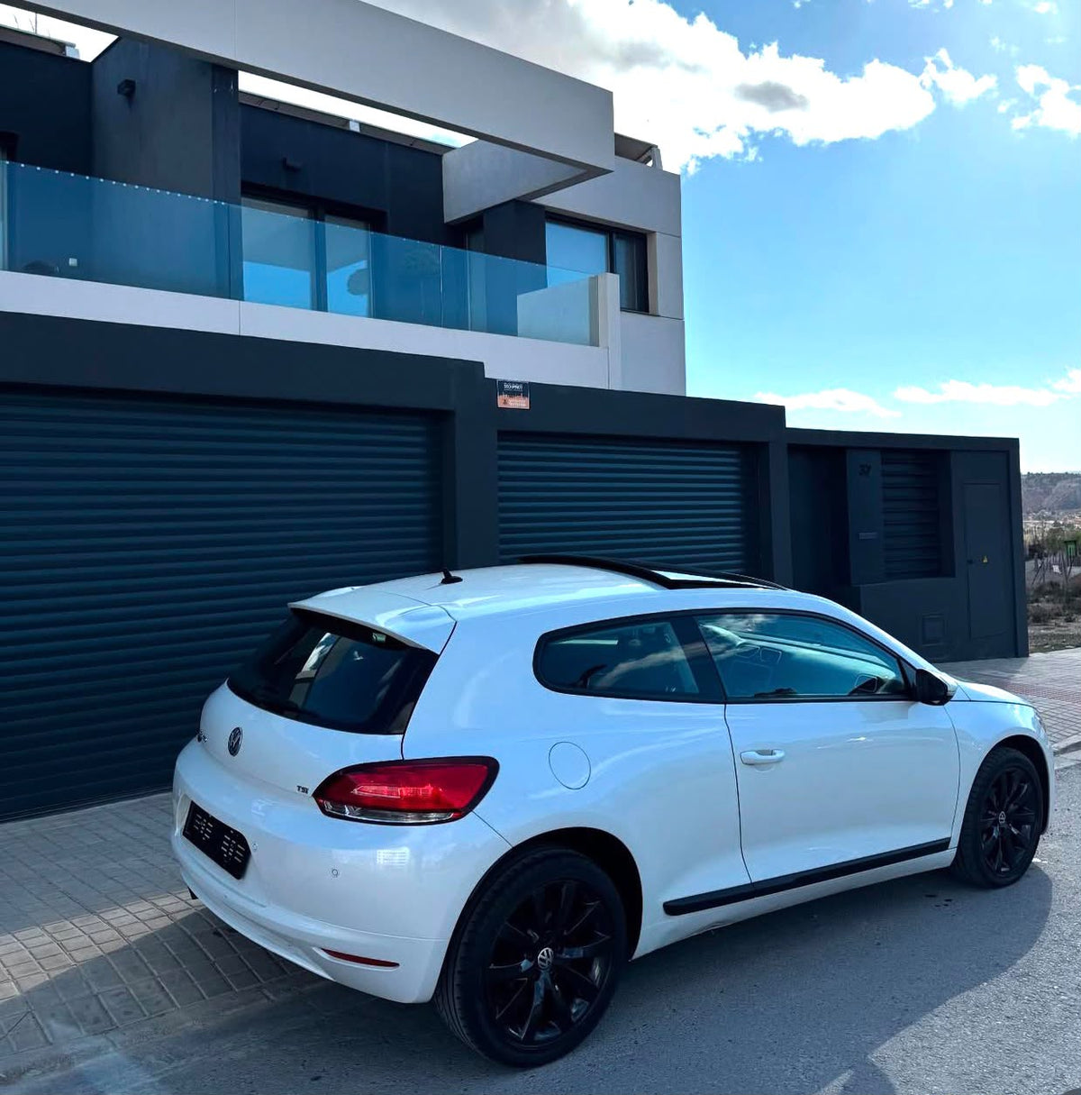 Volkswagen Scirocco TSI blanco vendido por Autothman
