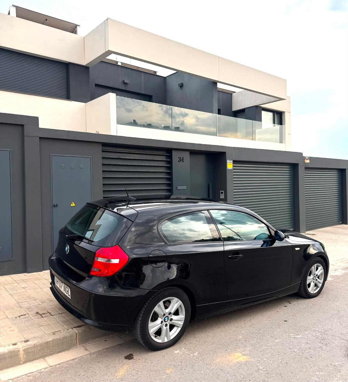 BMW Serie 1 negro vendido por Autothman
